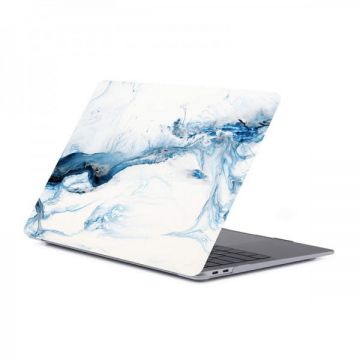 Set protectie 2 in 1 pentru Macbook Air 13.3 inch A1932 / A2179 / A2337 cu husa din plastic si folie ecran TPU, model marmura albastru alb